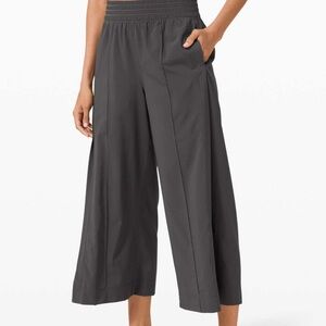 Lululemon black cropped pant/Culottes pleat
